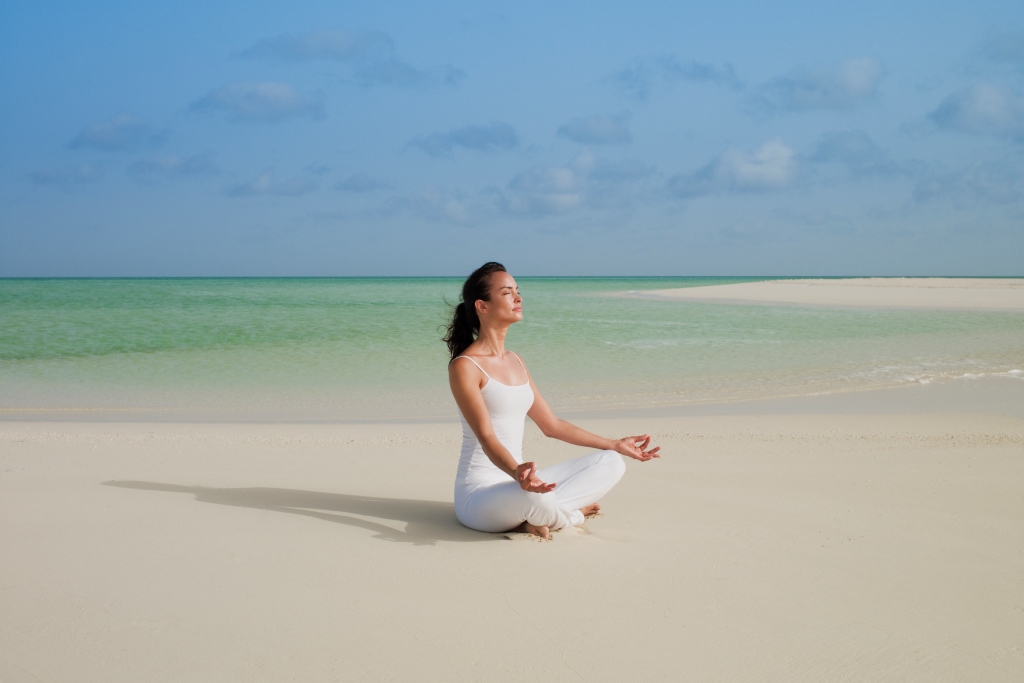 055026_44119167_Yoga-on-the-Beach_9-1