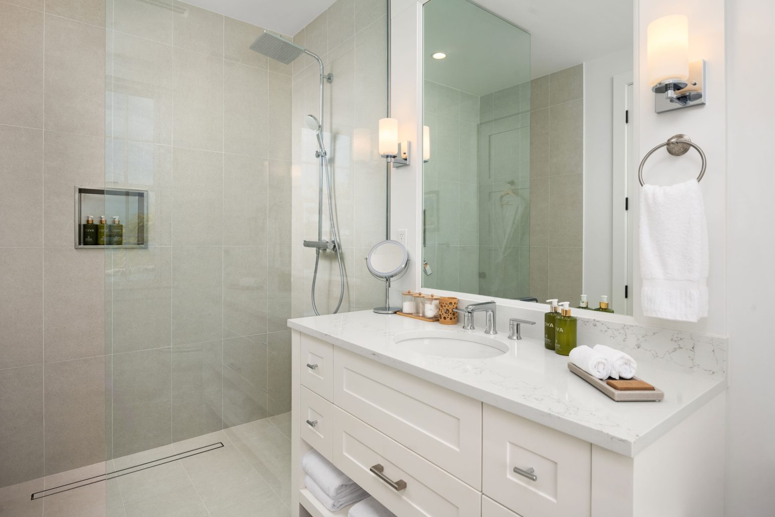 66a26e2d69aac57a52a0a9f2_05-ambergris-cay-puesta-del-sol-villa-bathroom-3000px