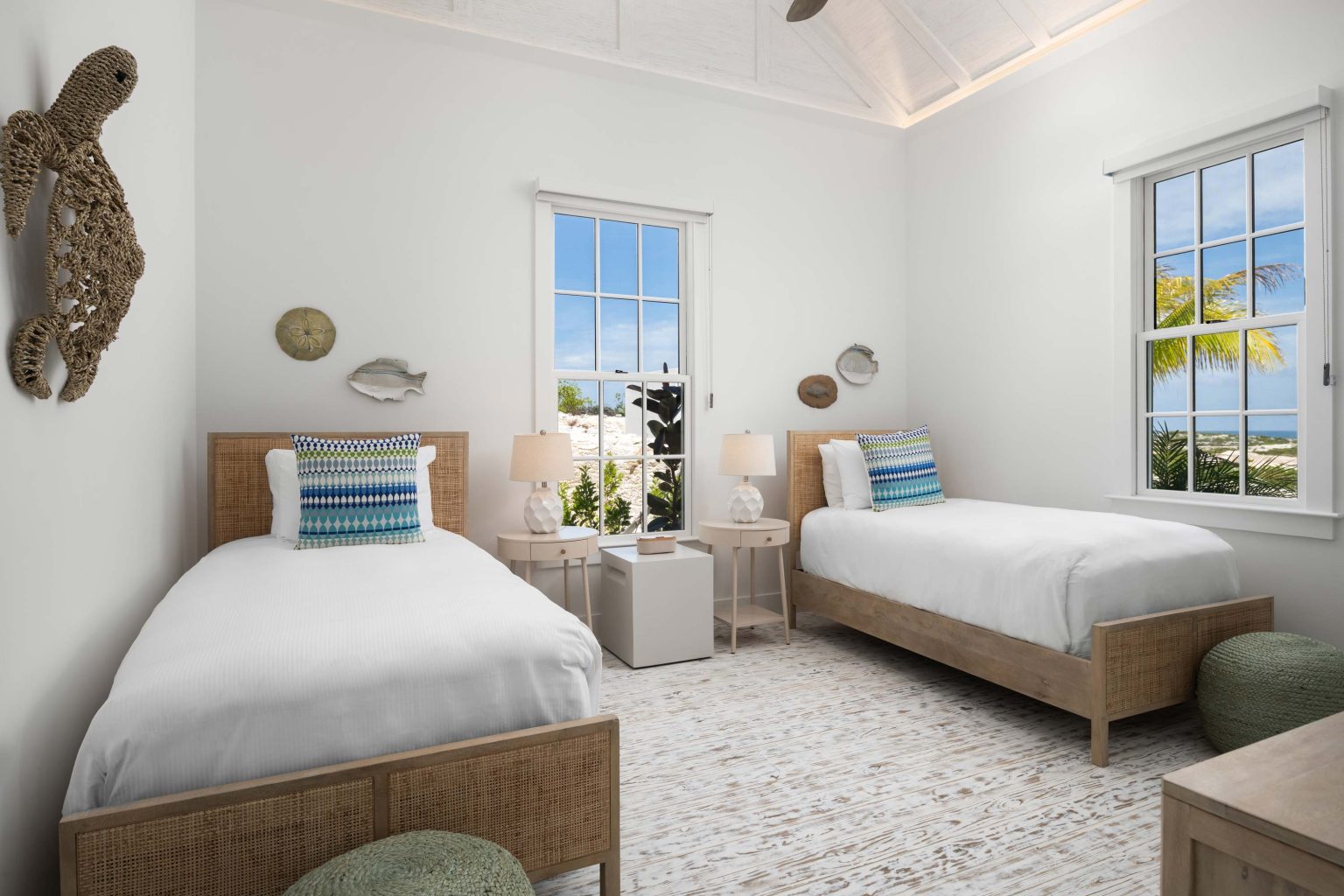 66a26e2e417436e97423bb3d_06-ambergris-cay-puesta-del-sol-villa-bedroom2-3000px