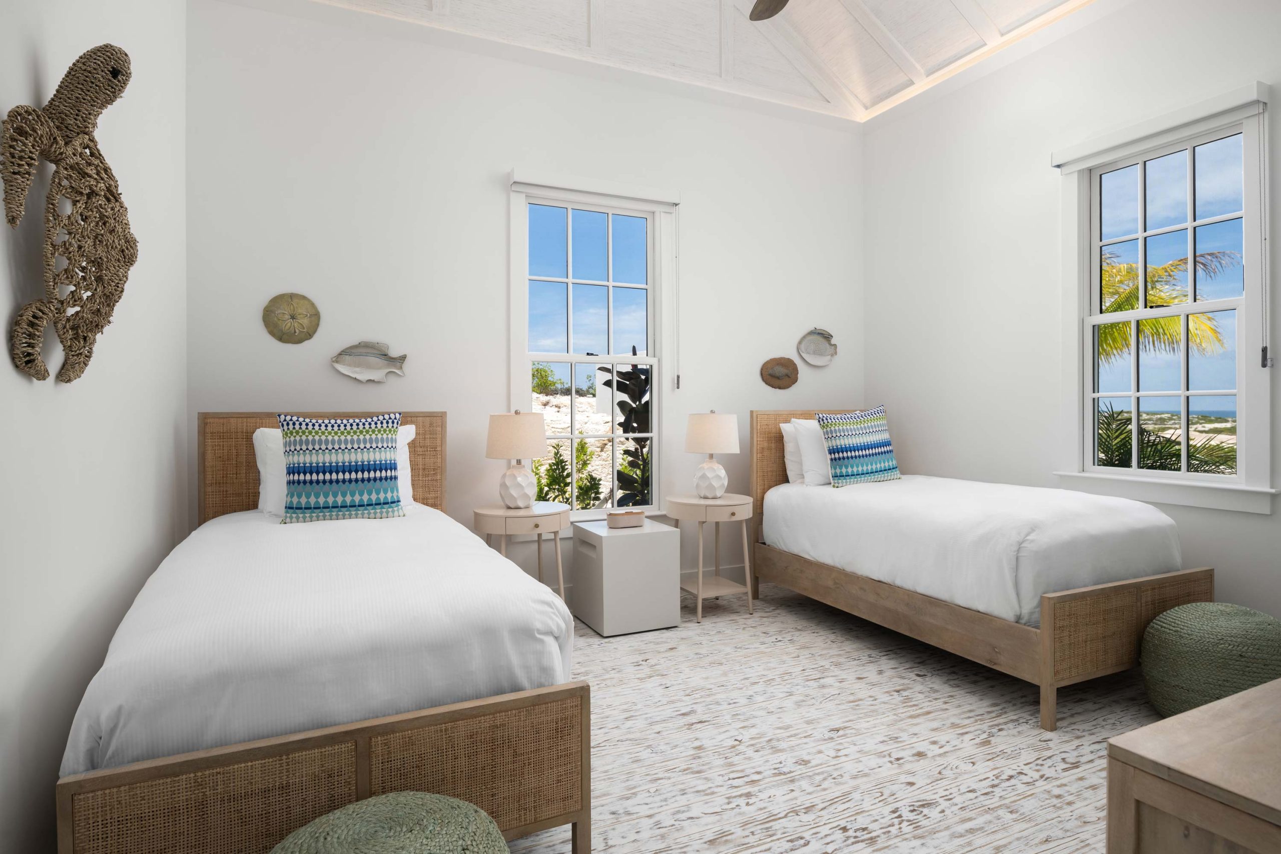 66a26e2e417436e97423bb3d_06-ambergris-cay-puesta-del-sol-villa-bedroom2-3000px