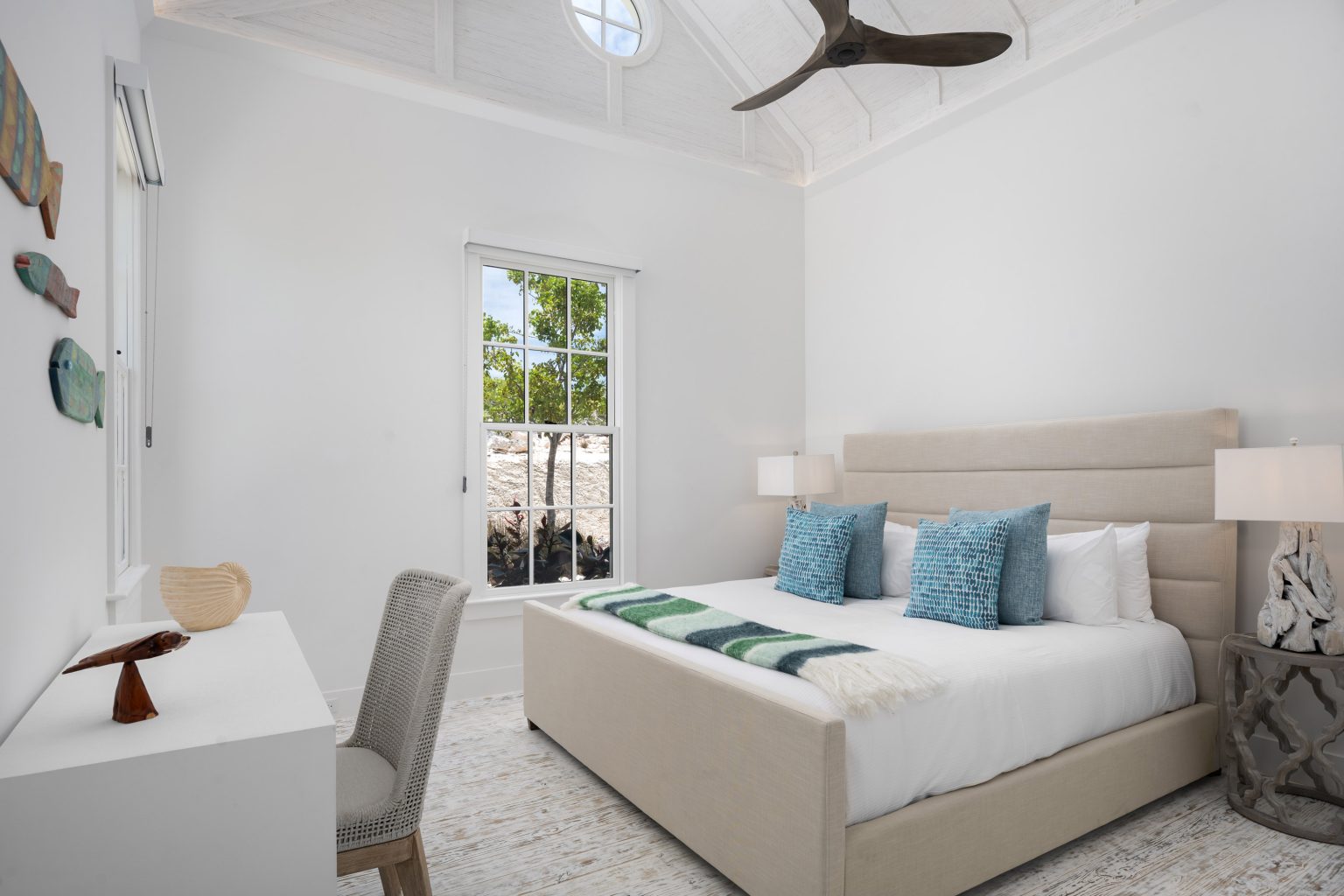 66a26e2ee4e71f751d3a90d8_07-ambergris-cay-puesta-del-sol-villa-bedroom4-3000px