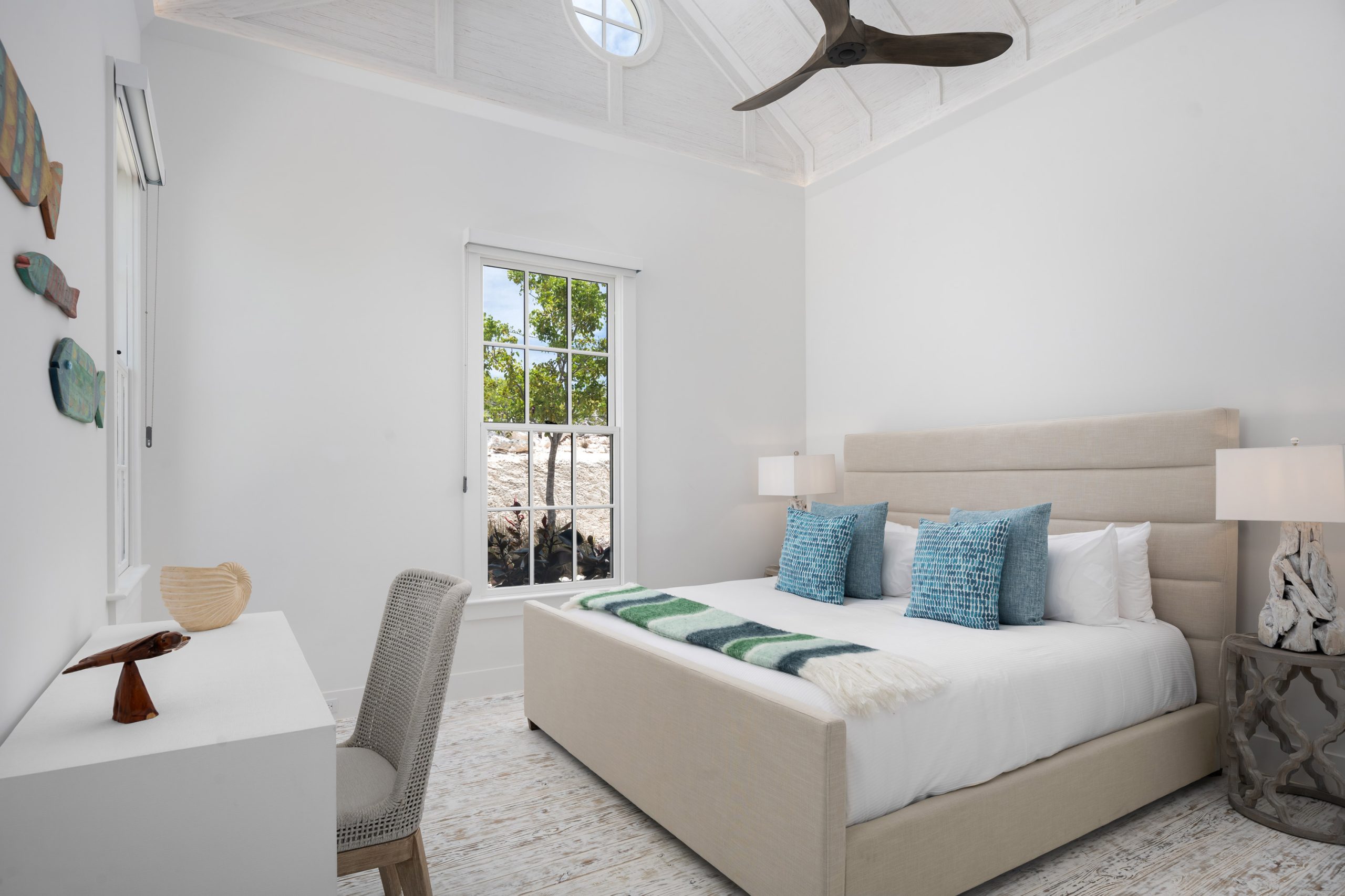 66a26e2ee4e71f751d3a90d8_07-ambergris-cay-puesta-del-sol-villa-bedroom4-3000px