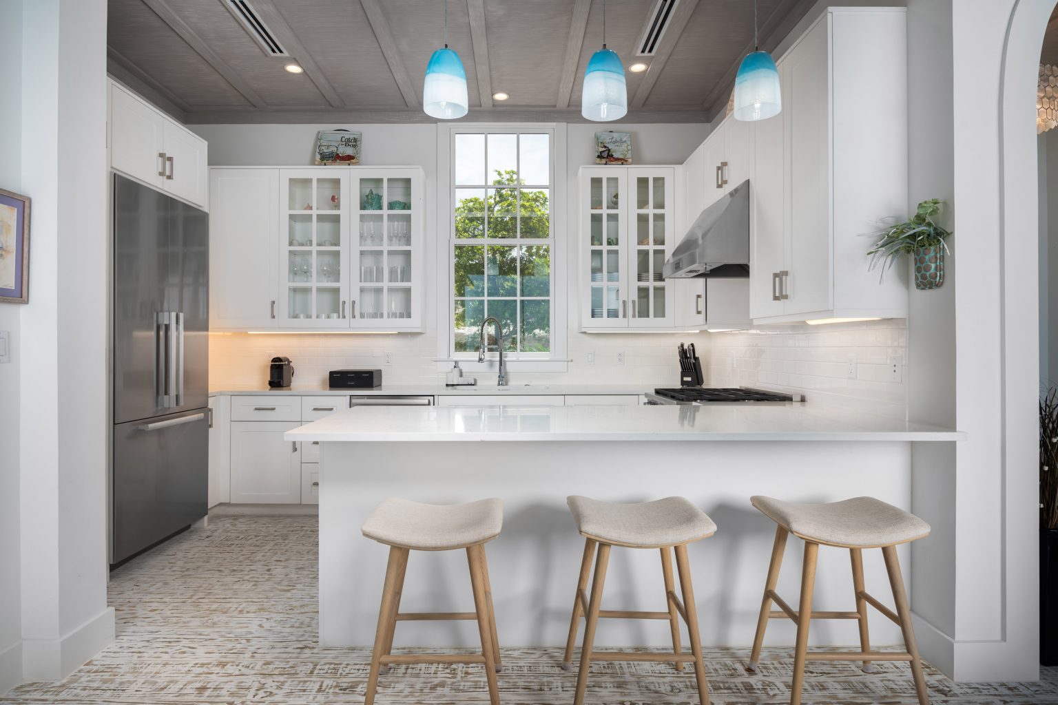 66a26e2fcf0a1750a56bdb58_08-ambergris-cay-puesta-del-sol-villa-kitchen-3000px