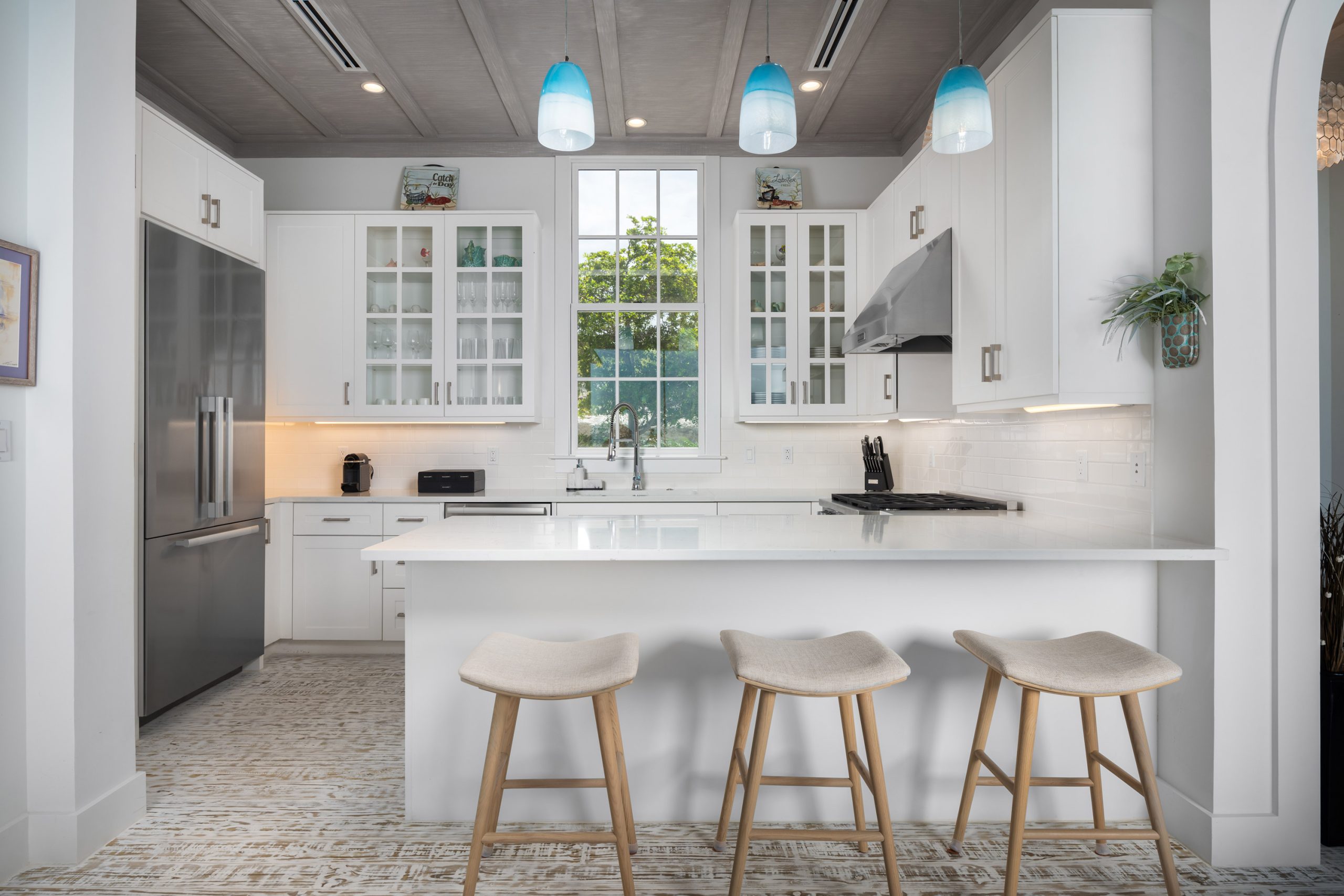 66a26e2fcf0a1750a56bdb58_08-ambergris-cay-puesta-del-sol-villa-kitchen-3000px