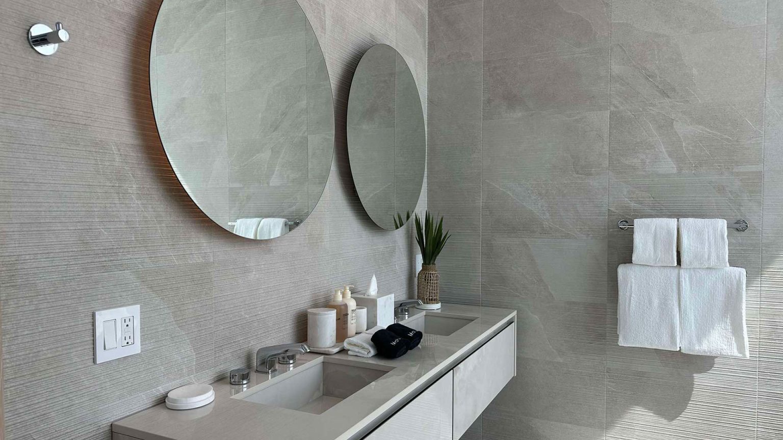 6716a2fa16744fc304227c2e_13 Emerald-Breeze---King-Bathroom-1