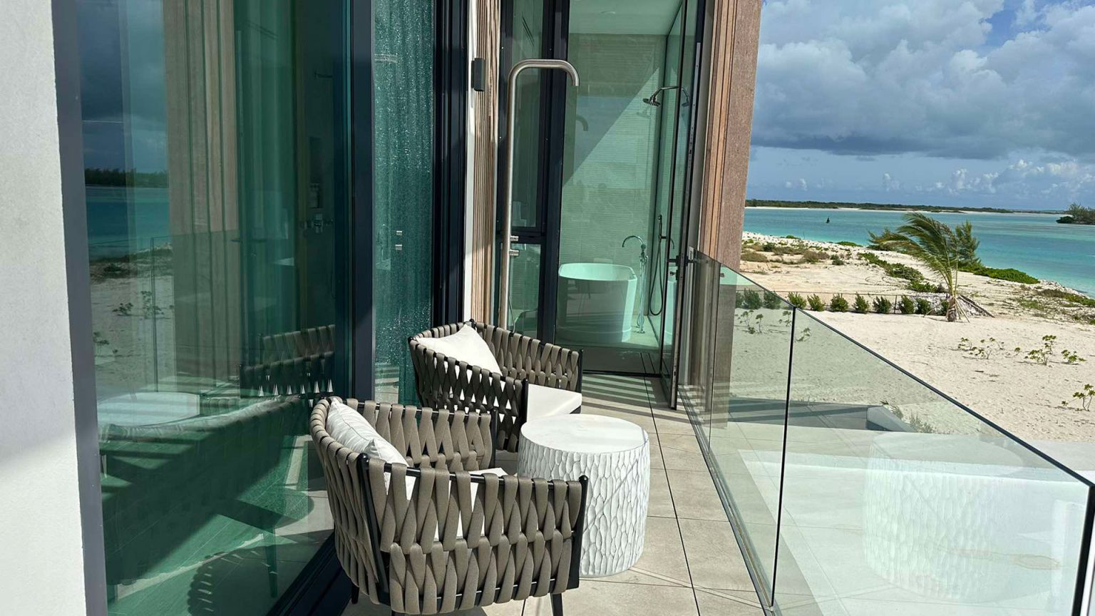 6716a31287821b84f272587c_12 Emerald-Breeze-King-bedroom-Balcony