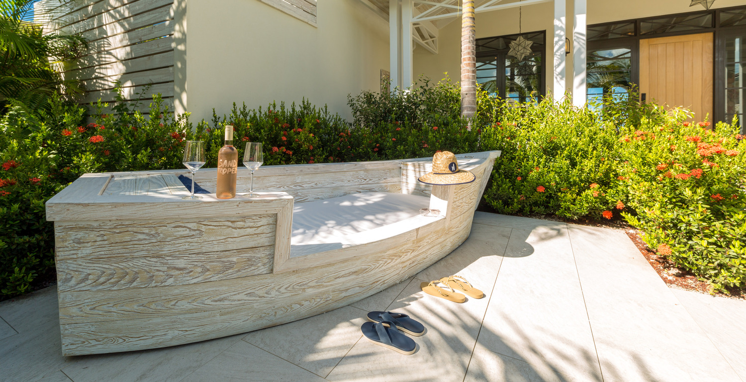 Kisiwa - Courtyard seating by plunge pool