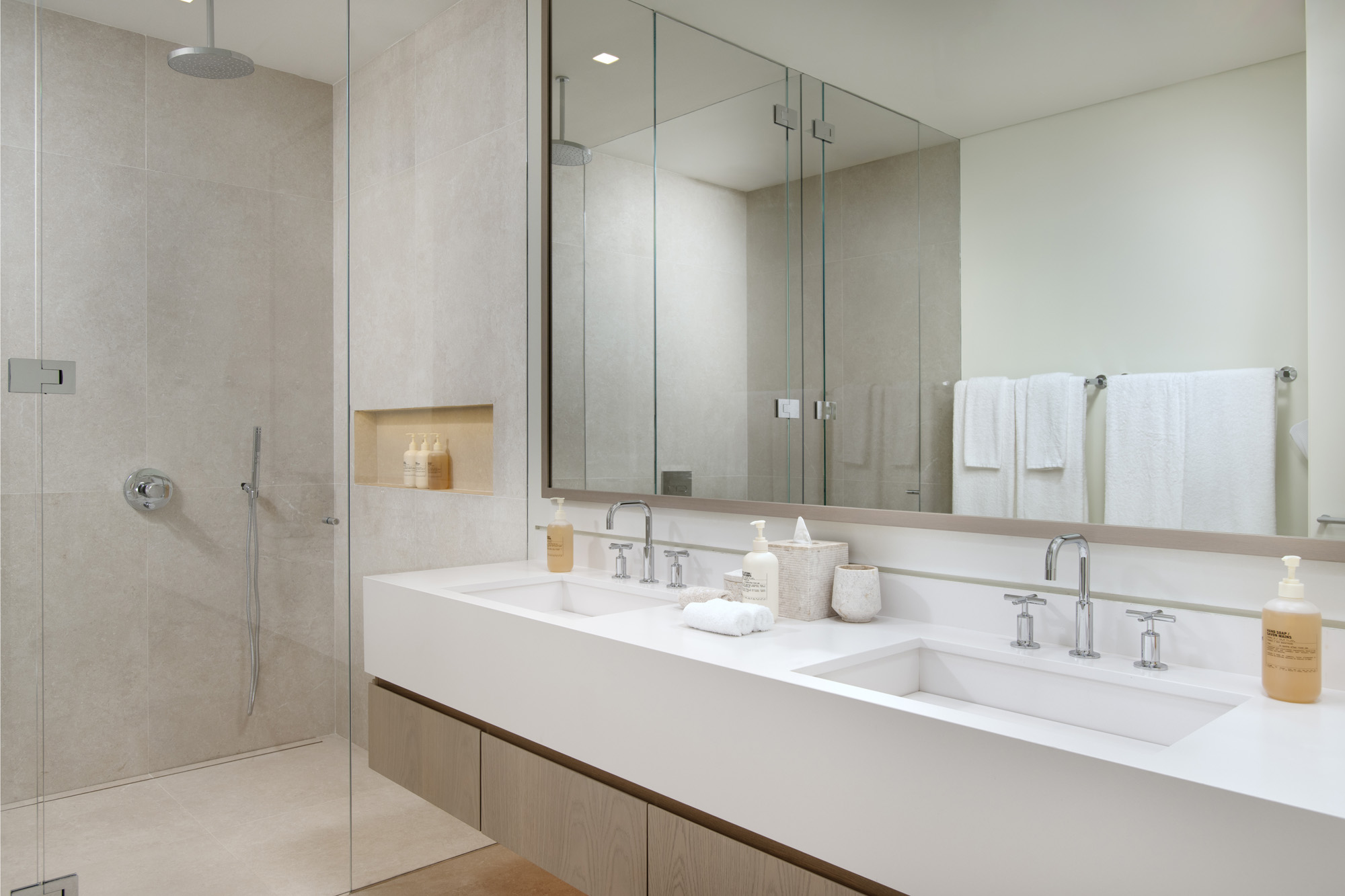 01 BEGB TR BATHROOM 2 UPPER FLOOR VILLA 3