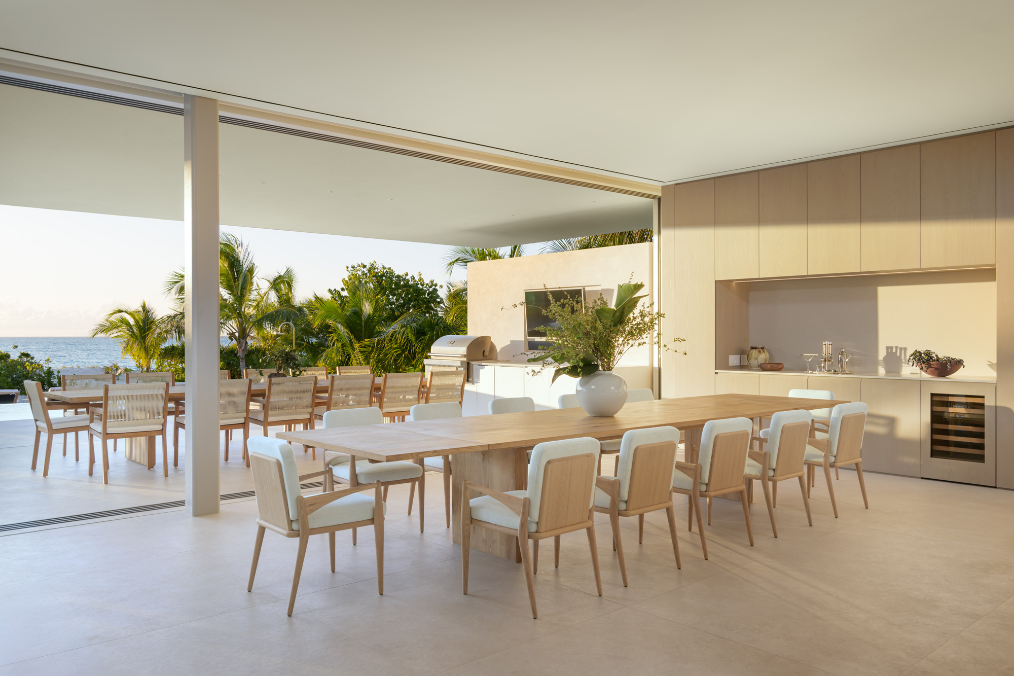 01 BEGB TR DINING & EXTERIOR DINING AREA VILLA 3