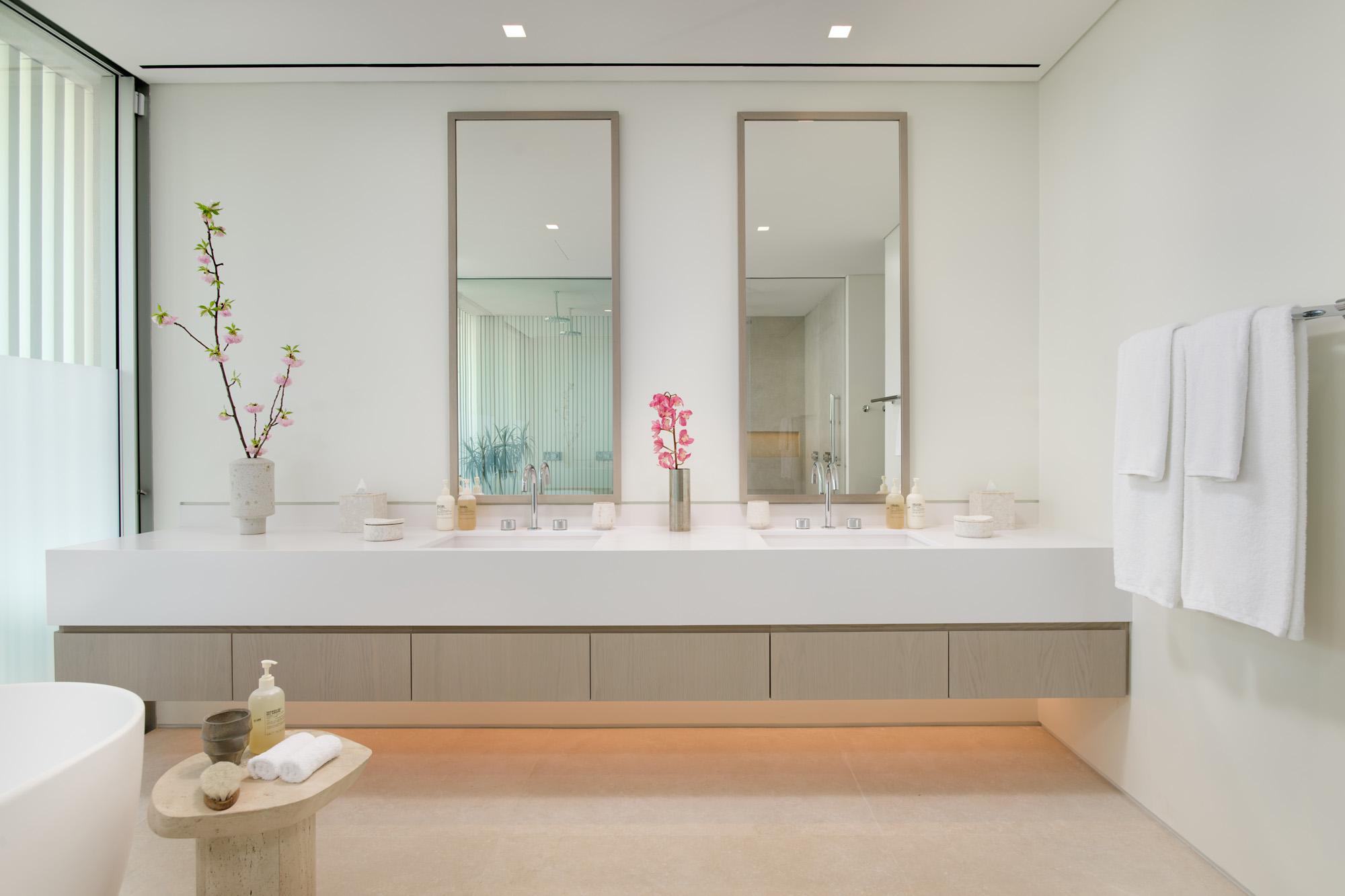 01 BEGB TR PRIMARY BATHROOM UPPER FLOOR VILLA 3