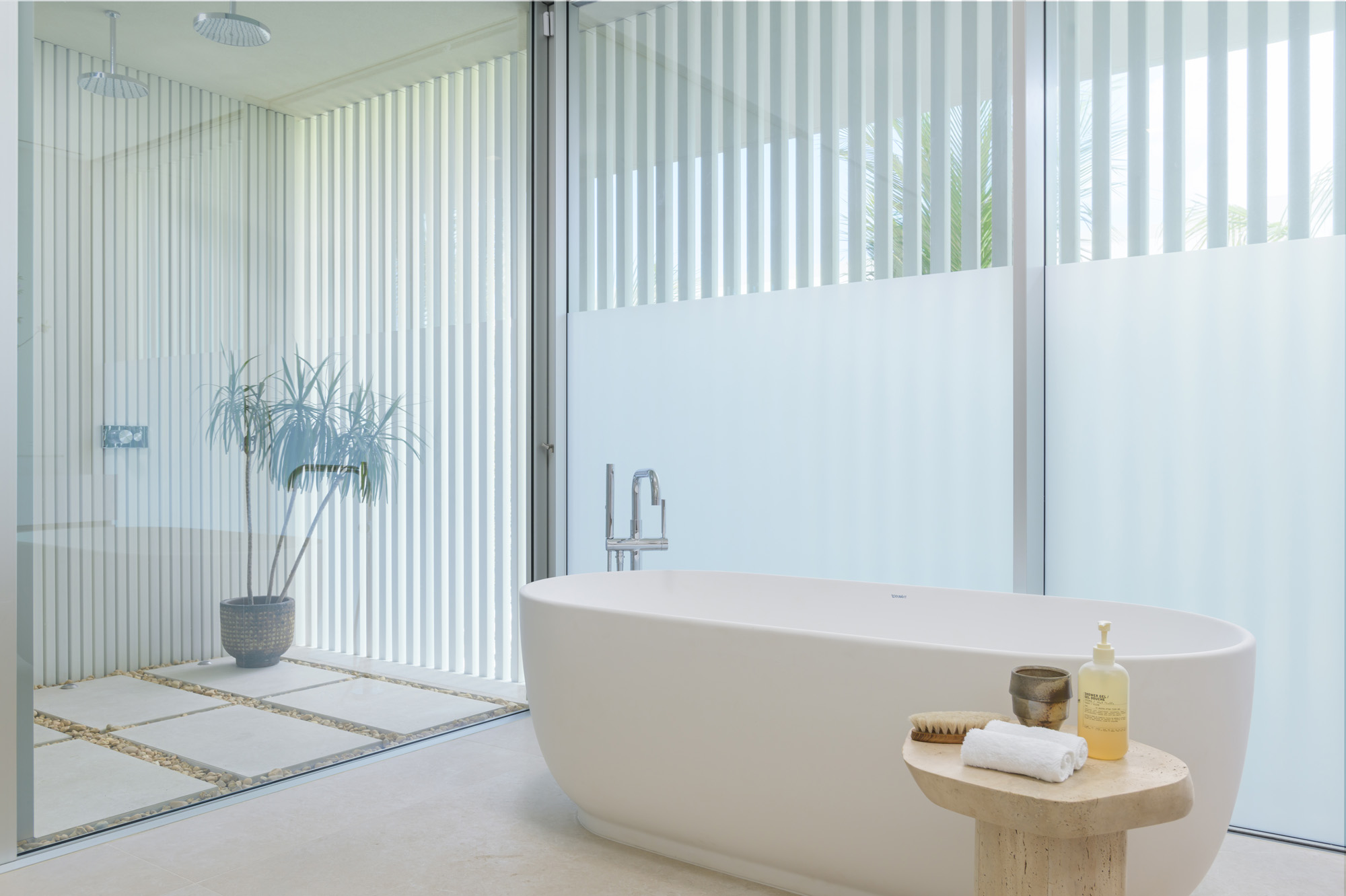 02 BEGB TR PRIMARY BATHROOM UPPER FLOOR VILLA 3