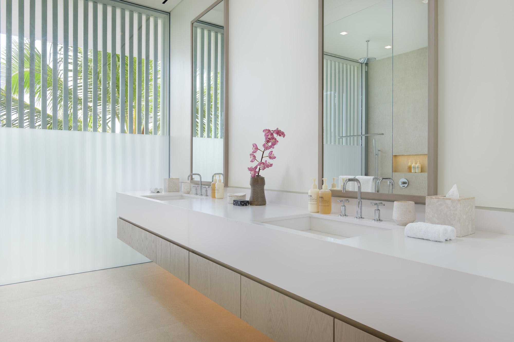 03 BEGB TR PRIMARY BATHROOM UPPER FLOOR VILLA 3