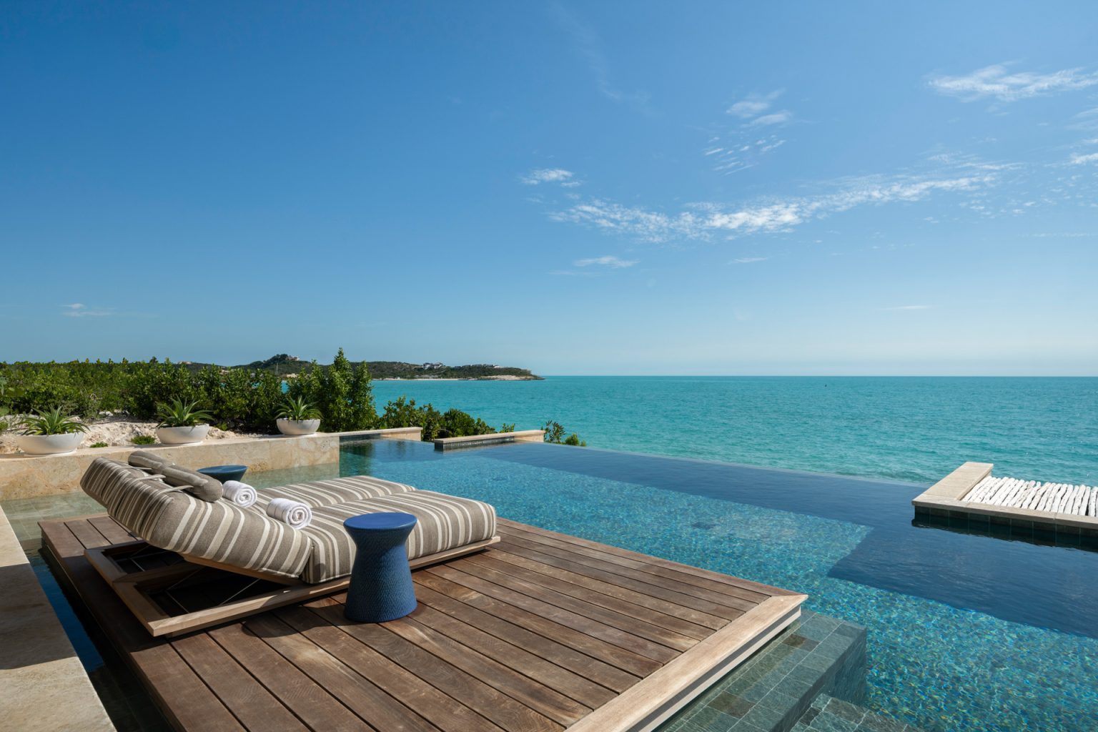 06-LR-Pool-View-3