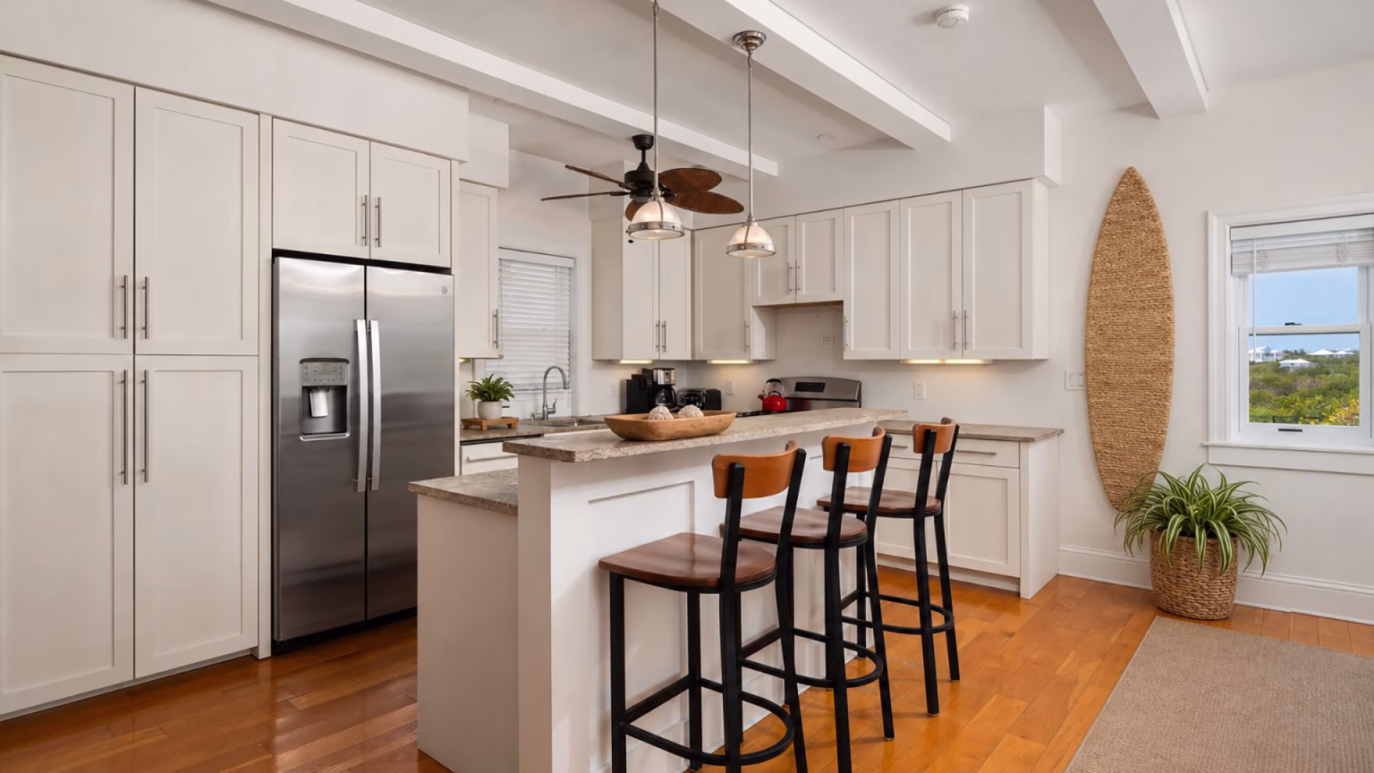 6aa928de027458b19b1cedb2_IHLVM Sea to Sky 16 Kitchen