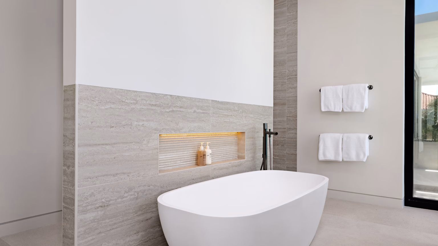 6aa937b4e96cb0478c890e31_IHLVM Villa Paradisa_009 Bathtub