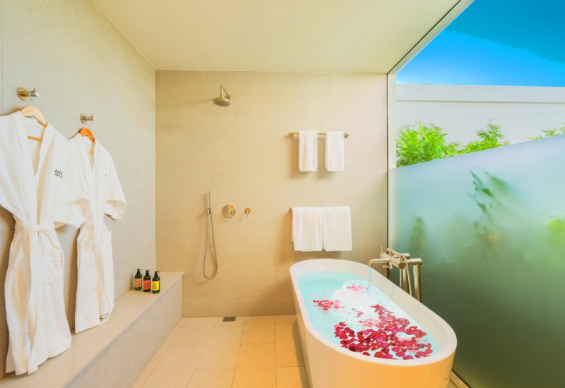 Oceanfront One Bedroom Bathroom2_1
